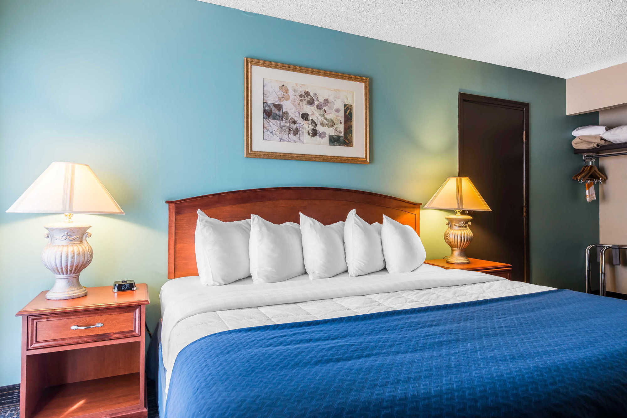 Quality Suites Central Colorado Springs Room photo